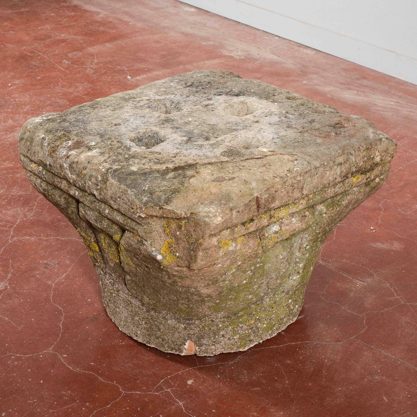 Capitello in pietra e consolidato con cemento
