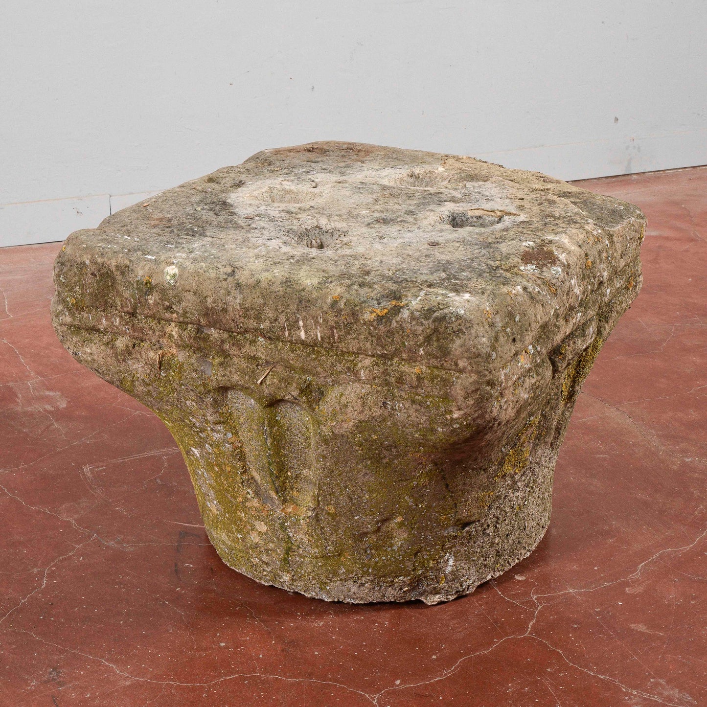 Capitello in pietra e consolidato con cemento