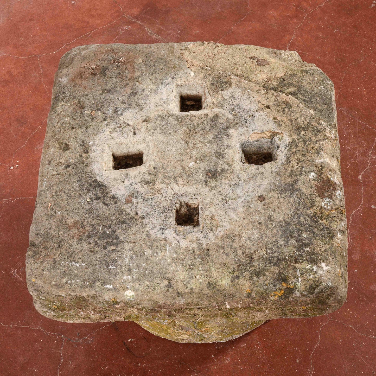 Capitello in pietra e consolidato con cemento