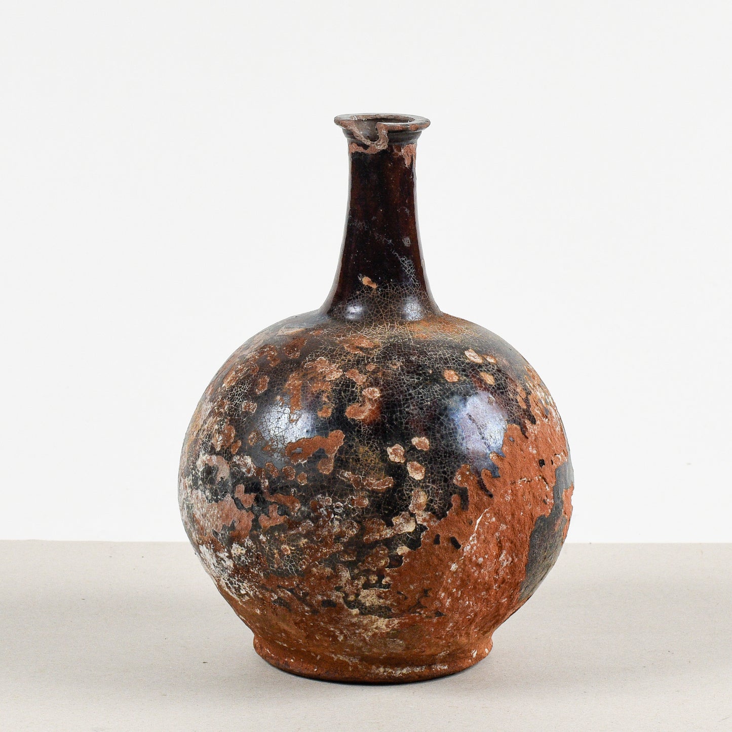vaso terracotta antico con evidenti segni del tempo