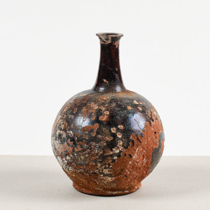 vaso terracotta antico con evidenti segni del tempo