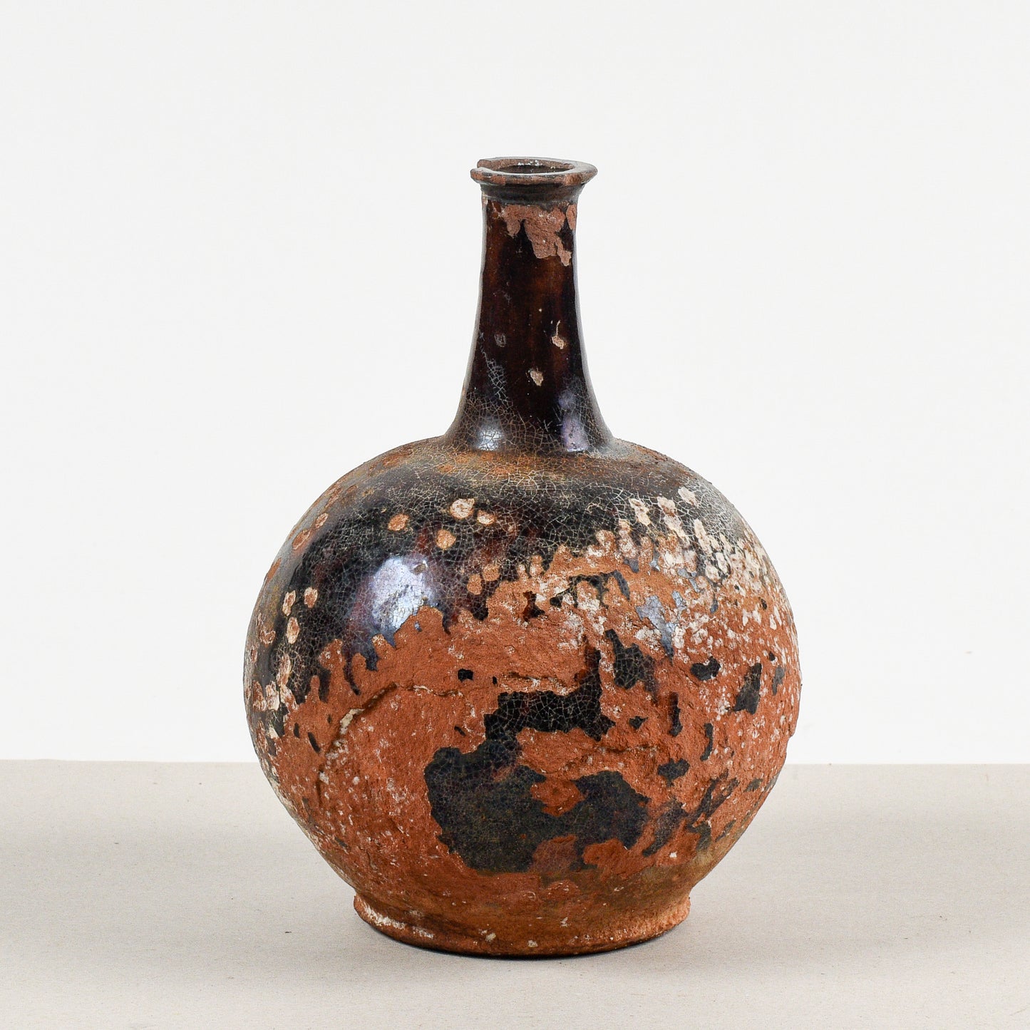 vaso terracotta antico con evidenti segni del tempo