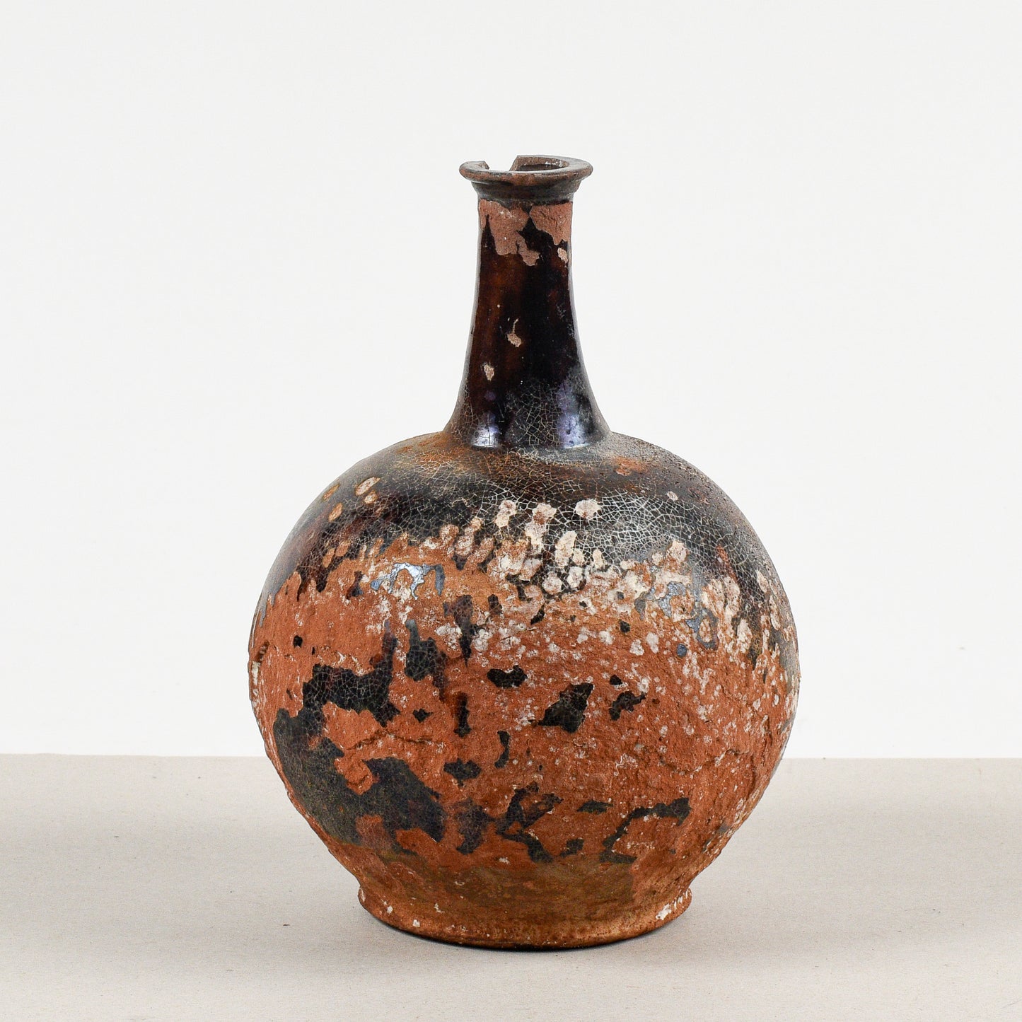 vaso terracotta antico con evidenti segni del tempo