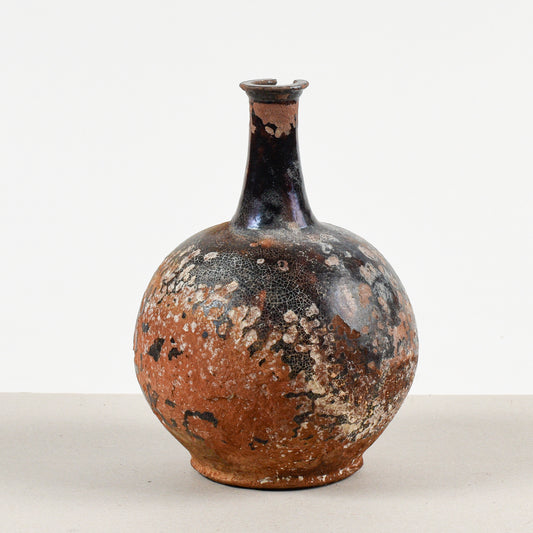 vaso terracotta antico con evidenti segni del tempo