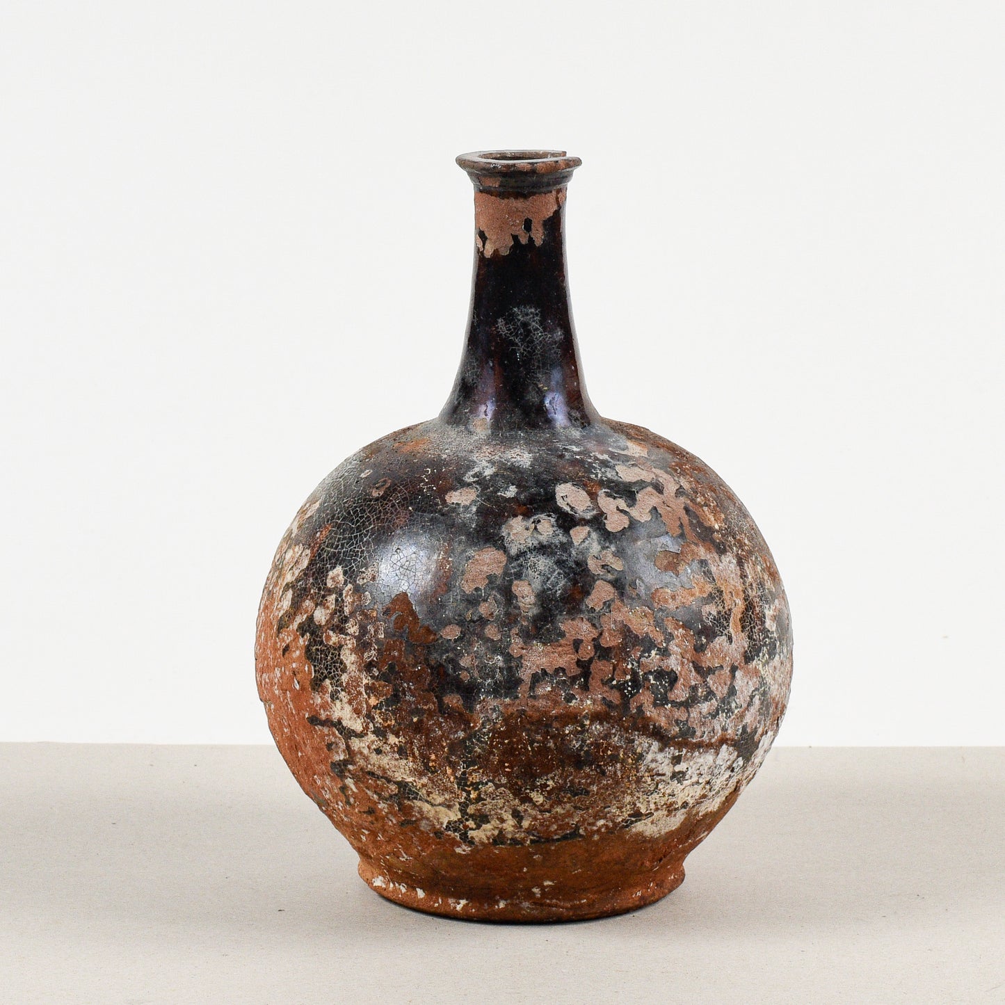 vaso terracotta antico con evidenti segni del tempo