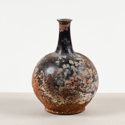 vaso terracotta antico con evidenti segni del tempo