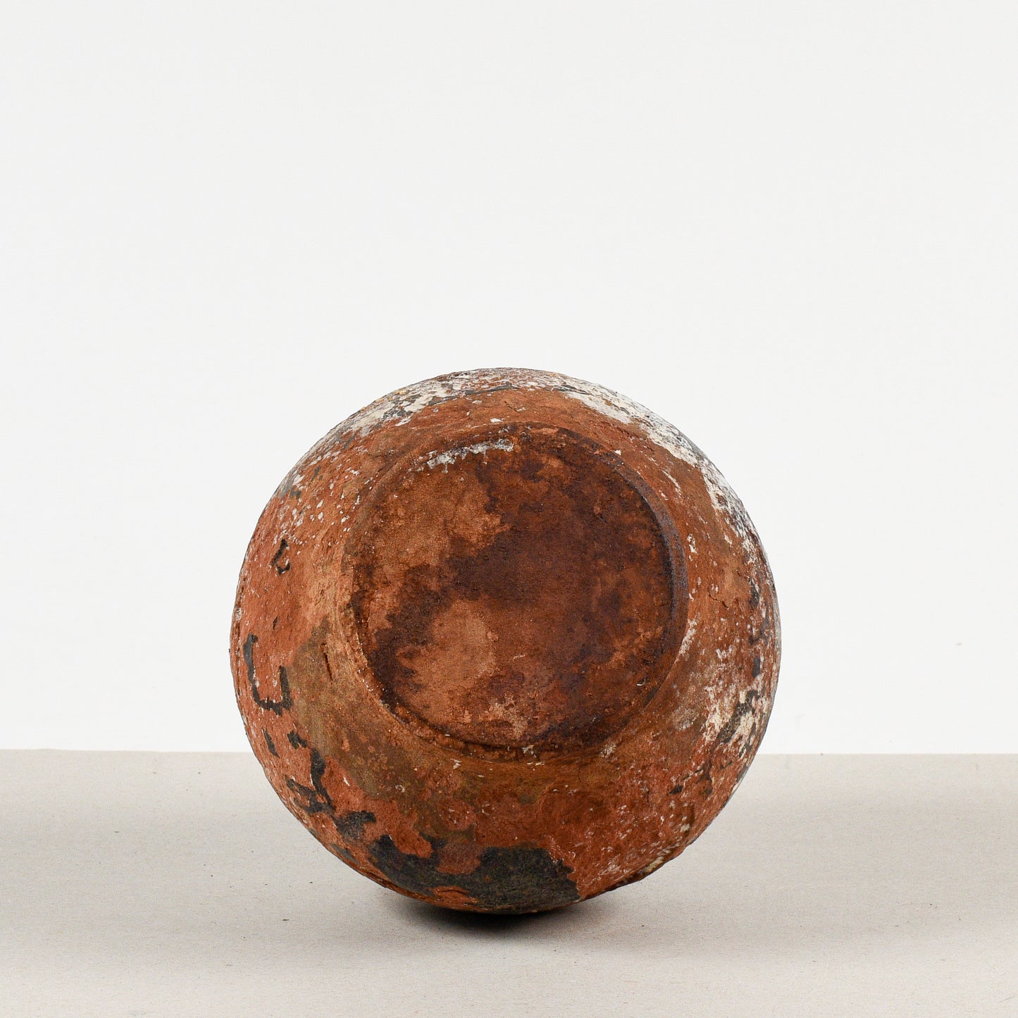 vaso terracotta antico con evidenti segni del tempo