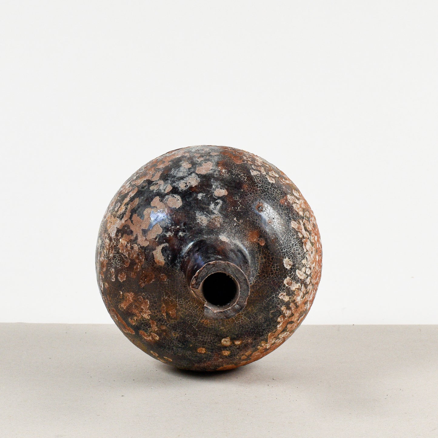 vaso terracotta antico con evidenti segni del tempo