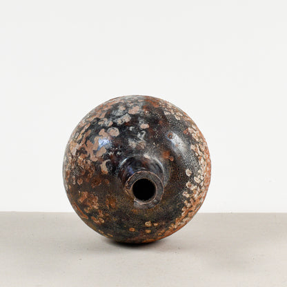 vaso terracotta antico con evidenti segni del tempo