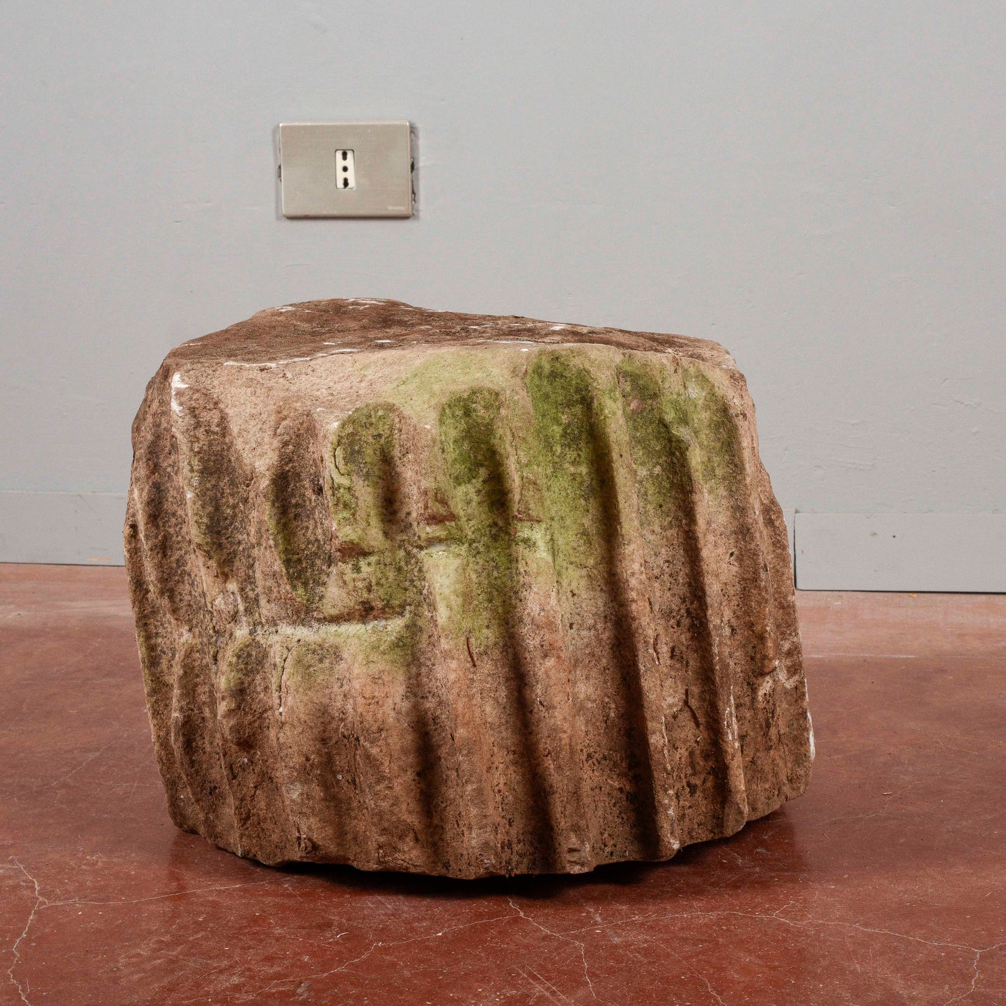 Frammento colonna in pietra scanalata antica