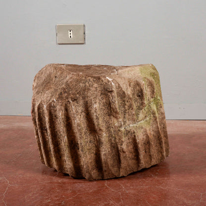 Frammento colonna in pietra scanalata antica