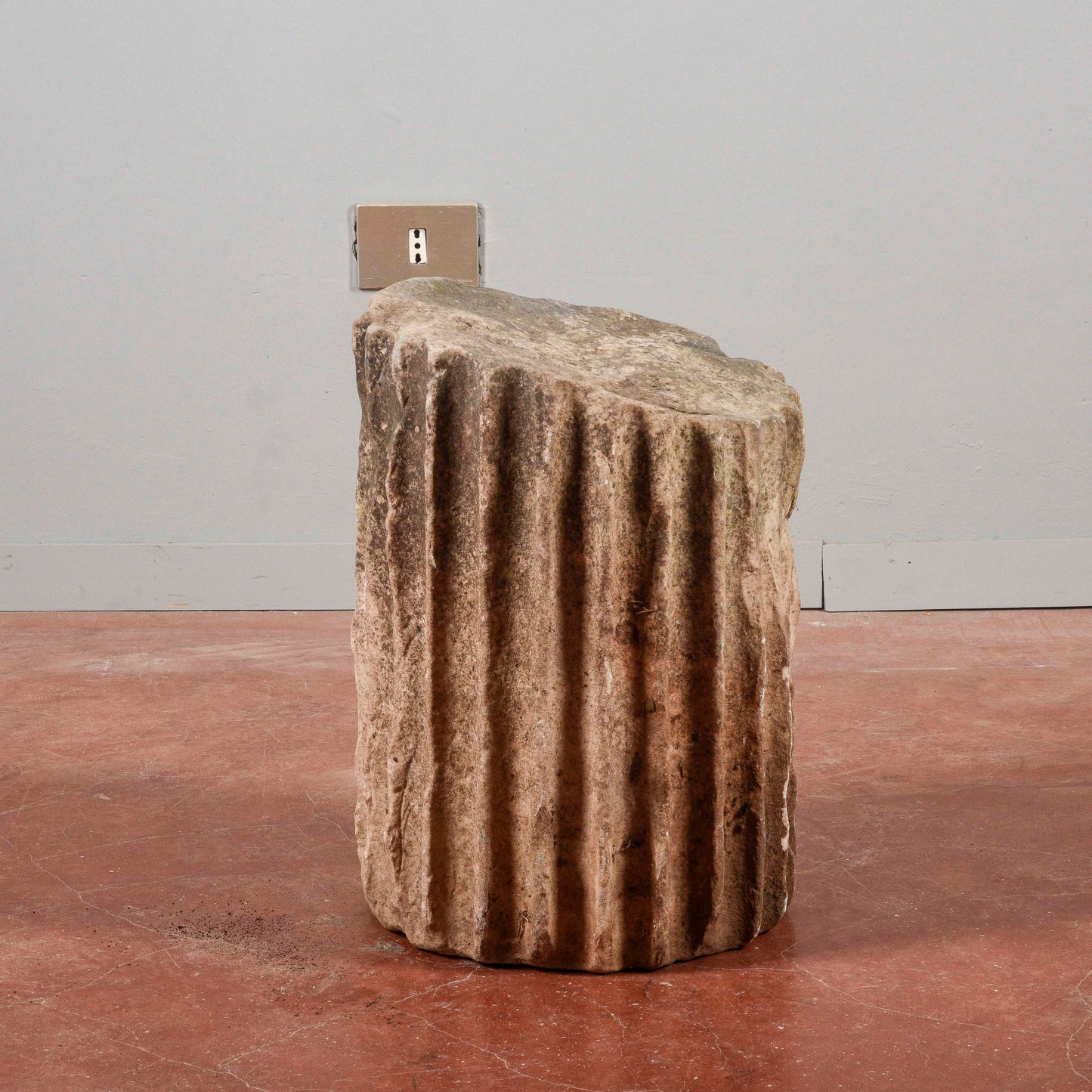 Frammento di colonna scanalata antica