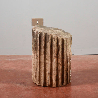 Frammento di colonna scanalata antica