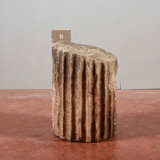Frammento di colonna scanalata antica