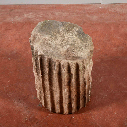 Frammento di colonna scanalata antica