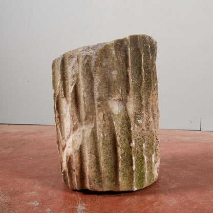 Frammento di colonna scanalata antica