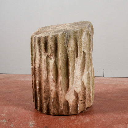 Frammento di colonna scanalata antica