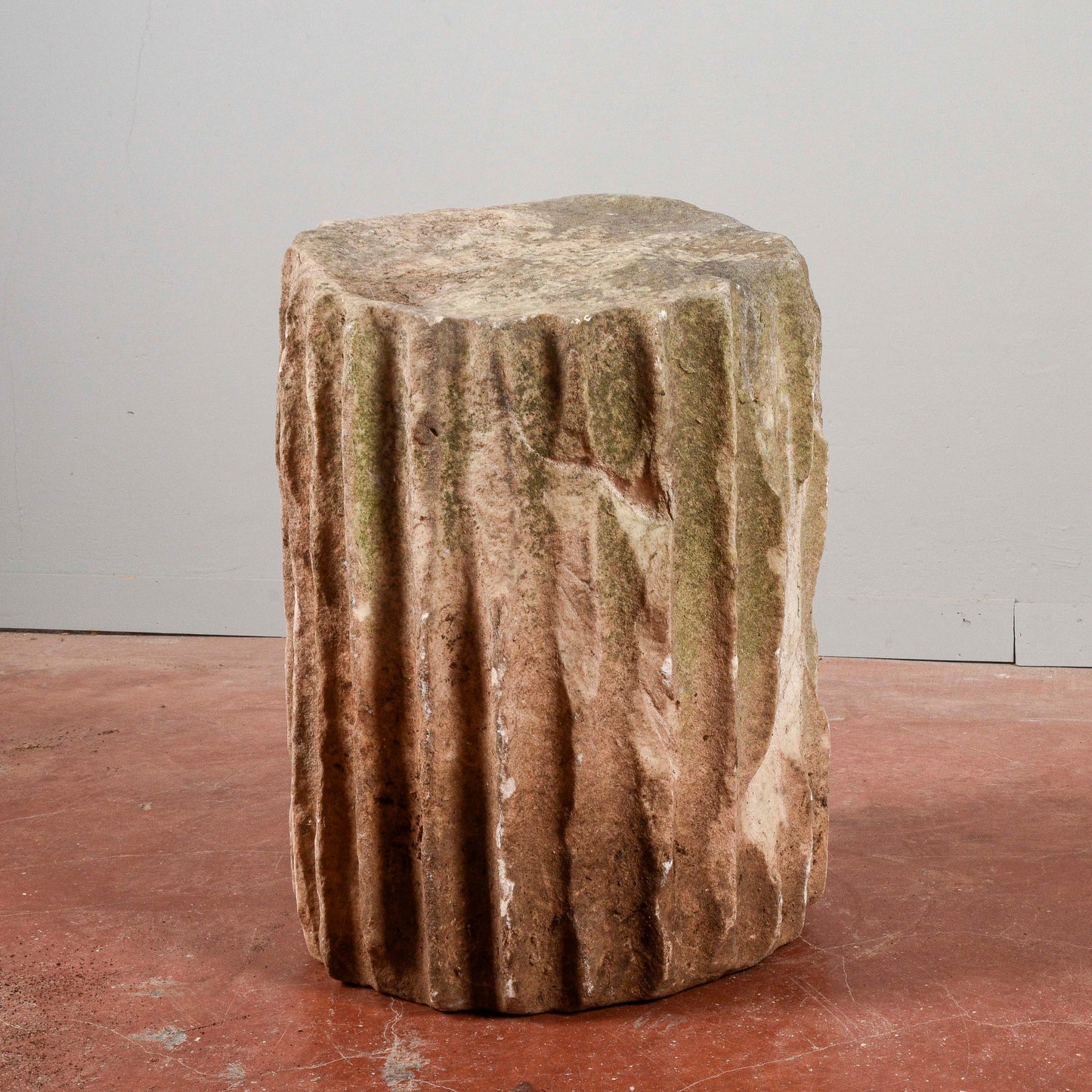Frammento di colonna scanalata antica