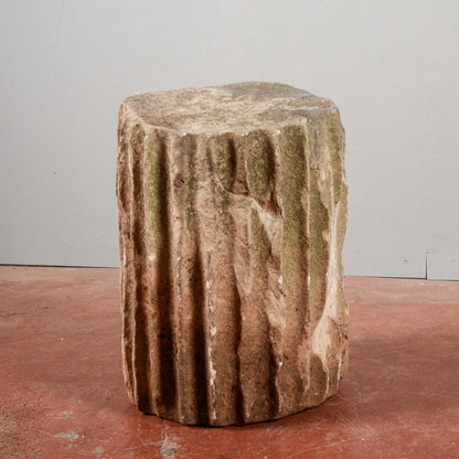 Frammento di colonna scanalata antica