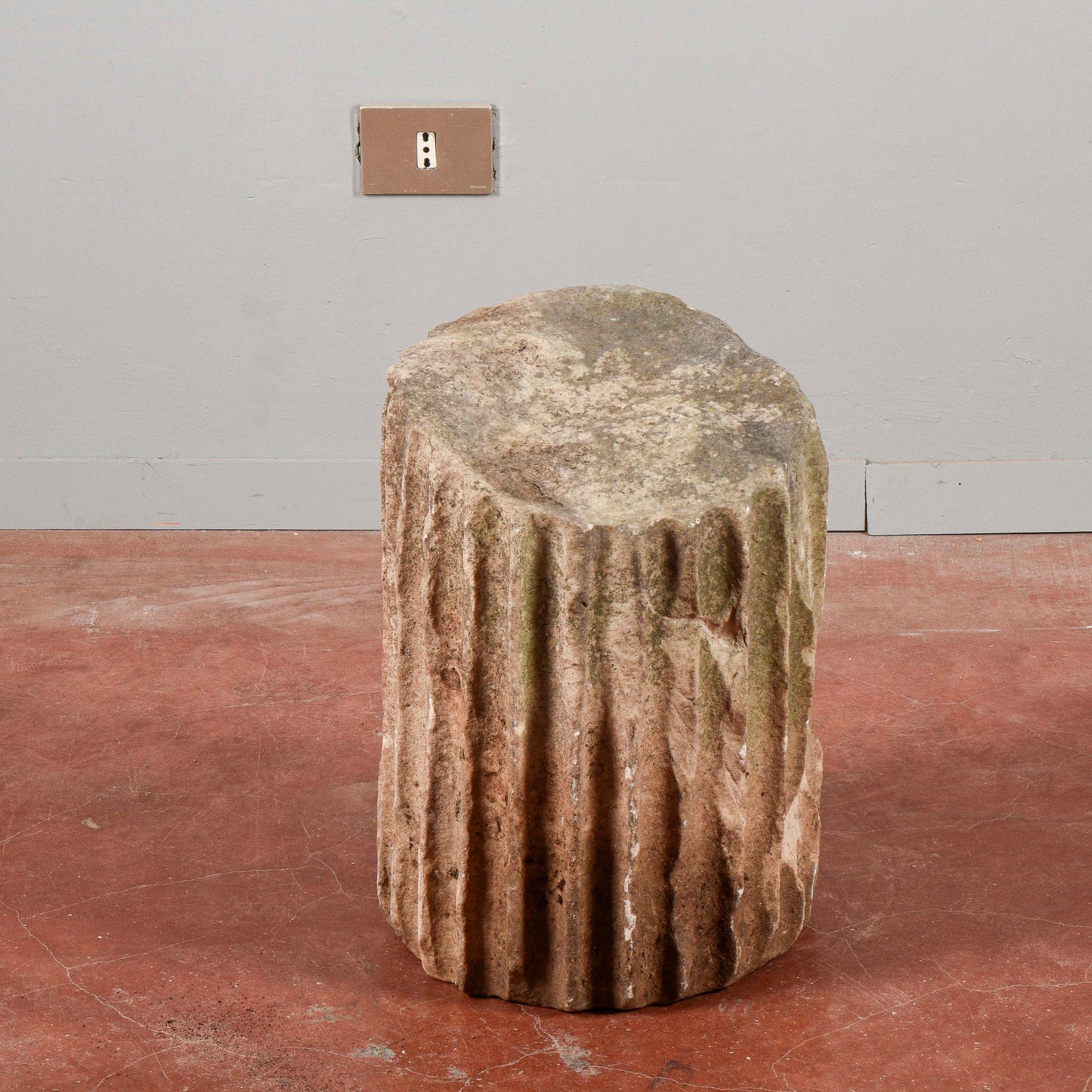 Frammento di colonna scanalata antica