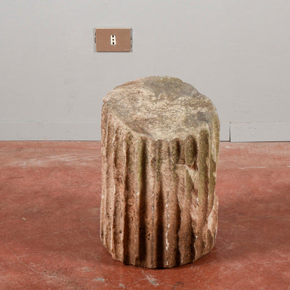 Frammento di colonna scanalata antica