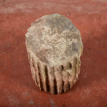 Frammento di colonna scanalata antica