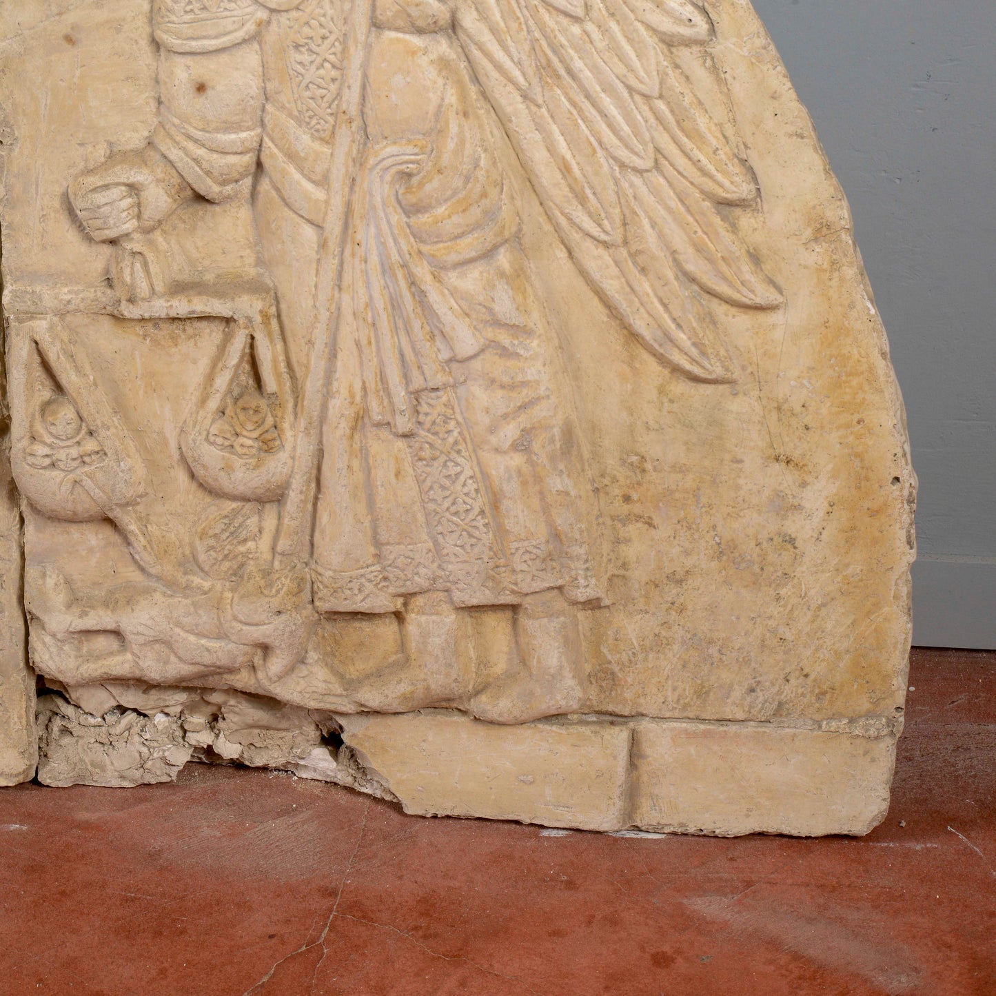 Lunetta in gesso Madonna con Bambino e angeli stile alta epoca XIII secolo