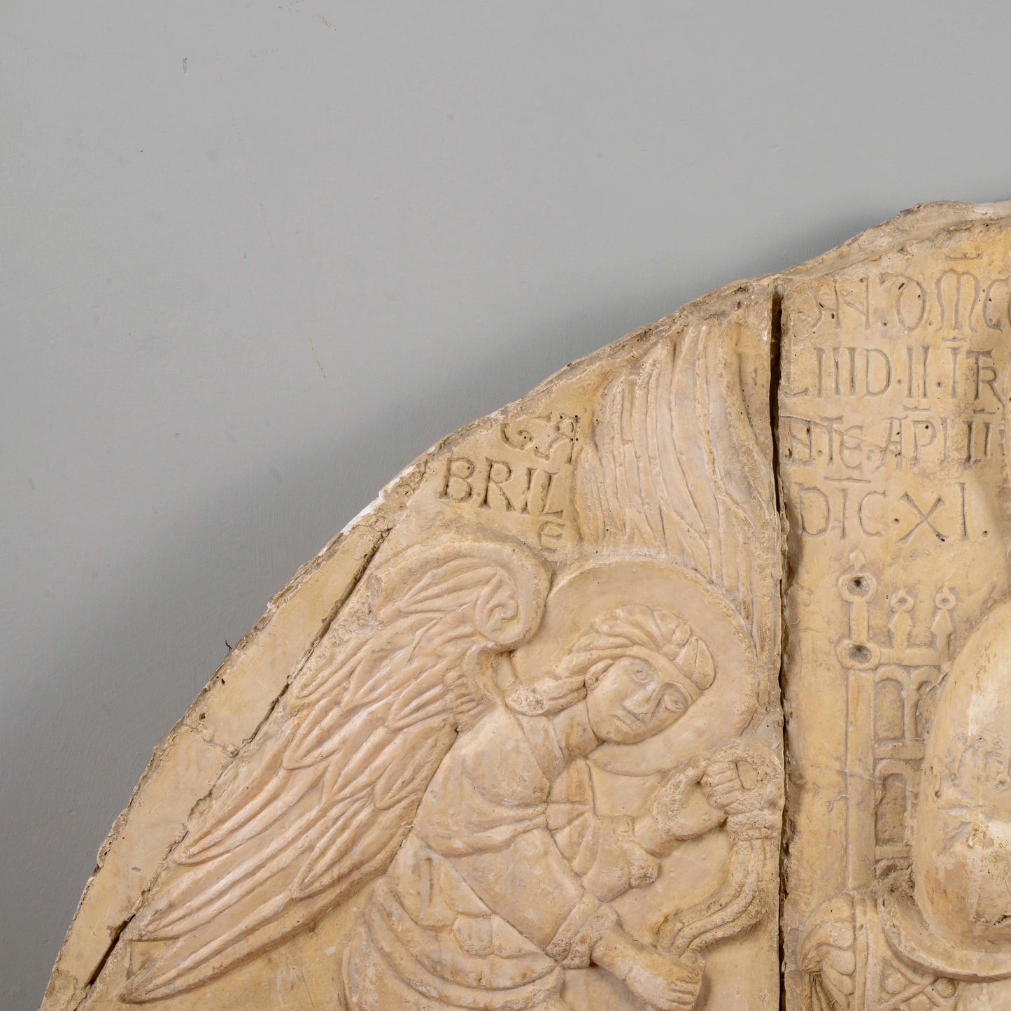 Lunetta in gesso Madonna con Bambino e angeli stile alta epoca XIII secolo