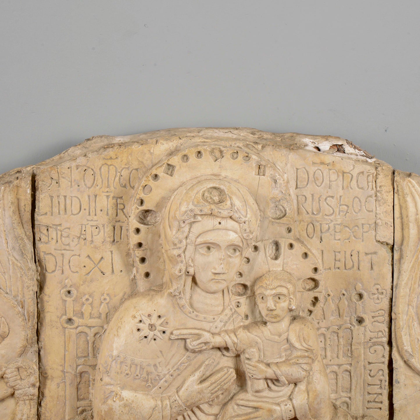 Lunetta in gesso Madonna con Bambino e angeli stile alta epoca XIII secolo