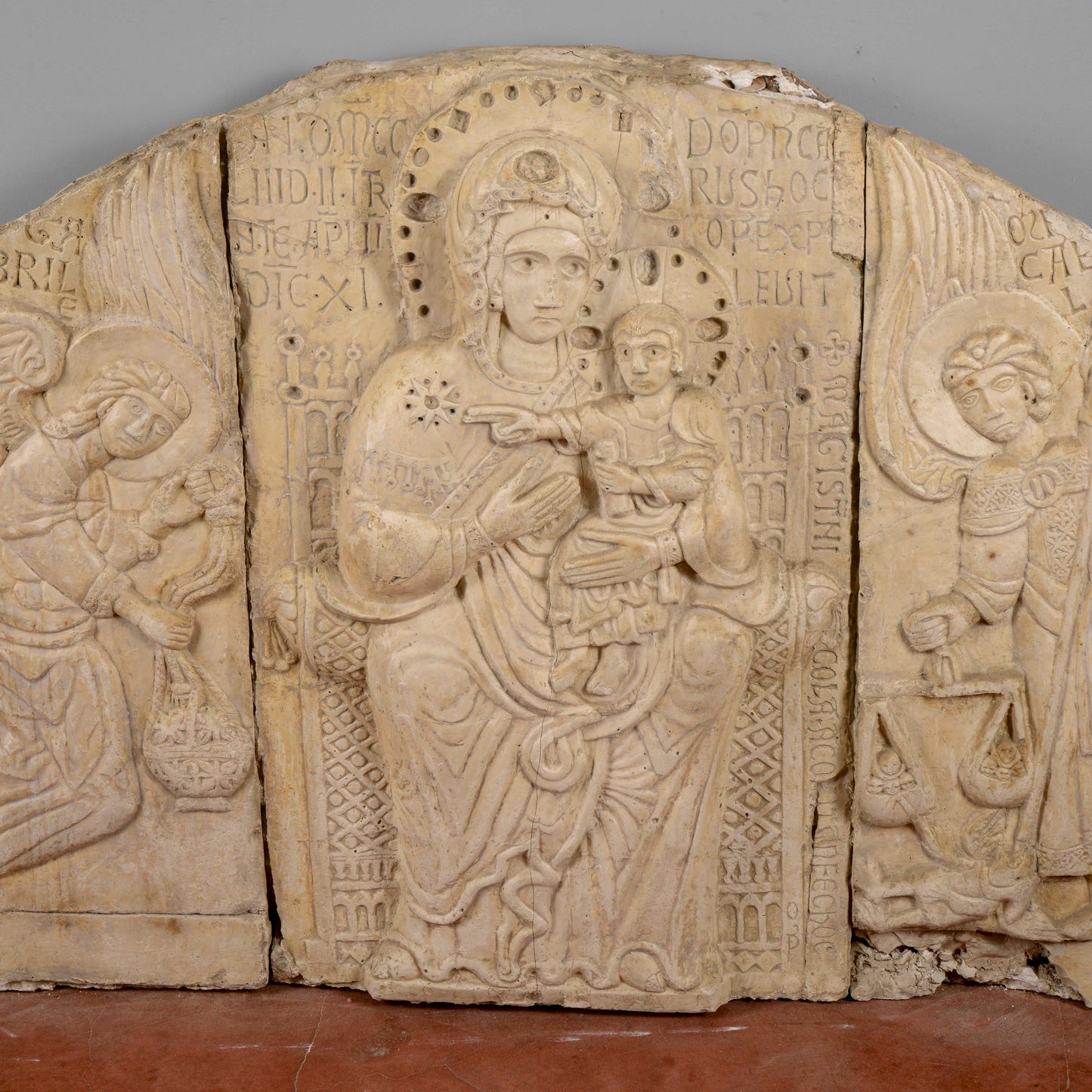 Lunetta in gesso Madonna con Bambino e angeli stile alta epoca XIII secolo