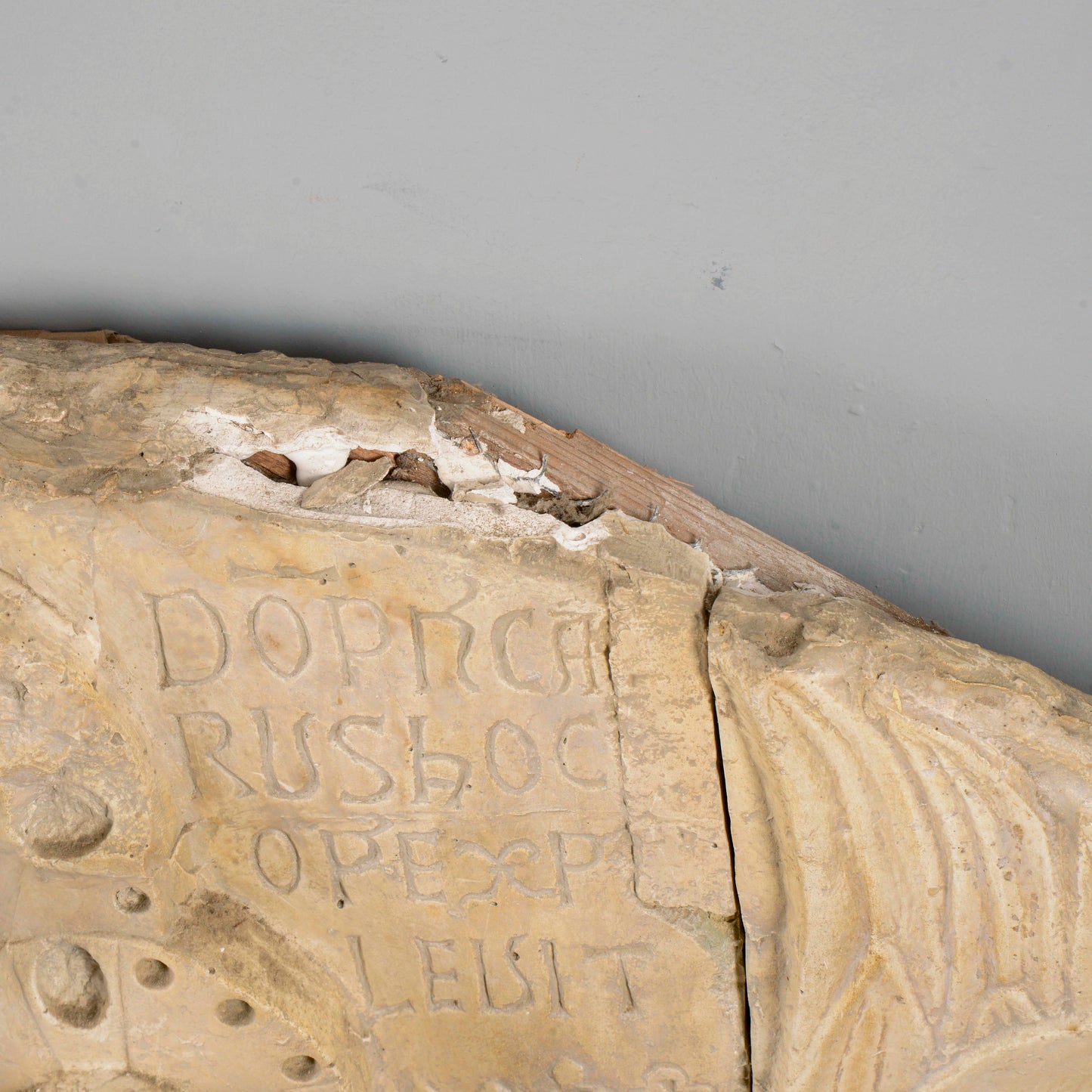 Lunetta in gesso Madonna con Bambino e angeli stile alta epoca XIII secolo