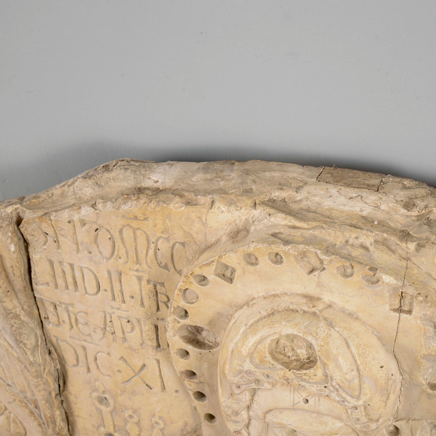 Lunetta in gesso Madonna con Bambino e angeli stile alta epoca XIII secolo