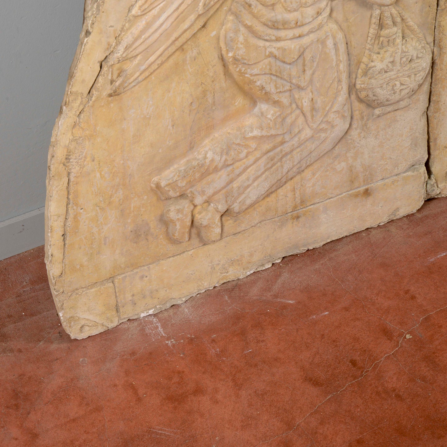 Lunetta in gesso Madonna con Bambino e angeli stile alta epoca XIII secolo