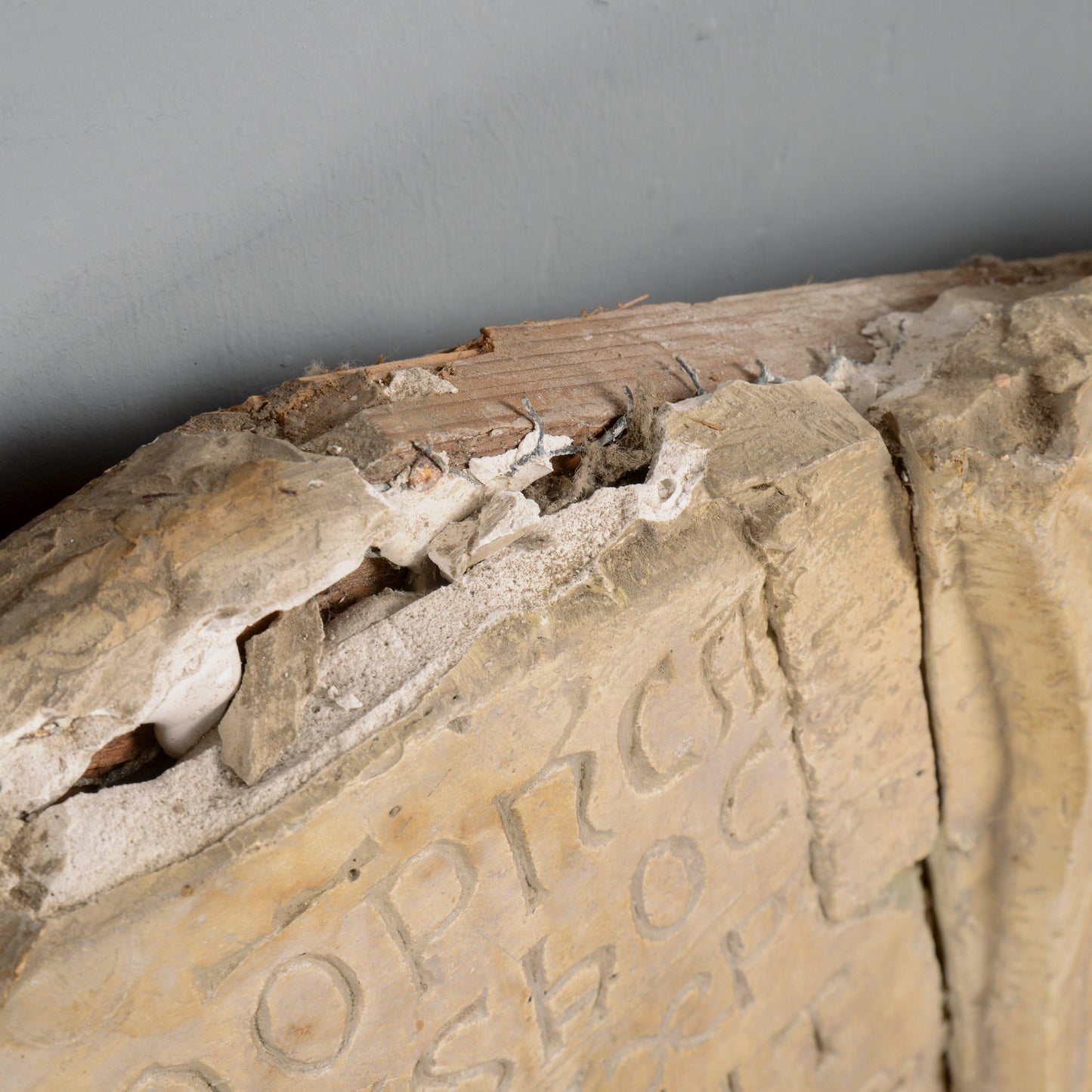 Lunetta in gesso Madonna con Bambino e angeli stile alta epoca XIII secolo