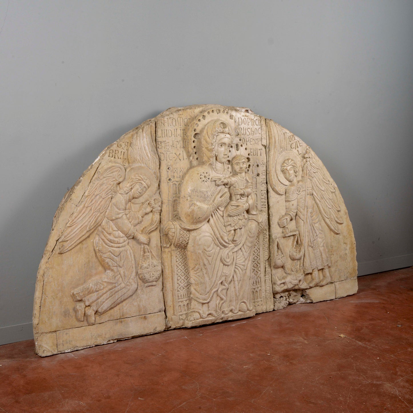 Lunetta in gesso Madonna con Bambino e angeli stile alta epoca XIII secolo