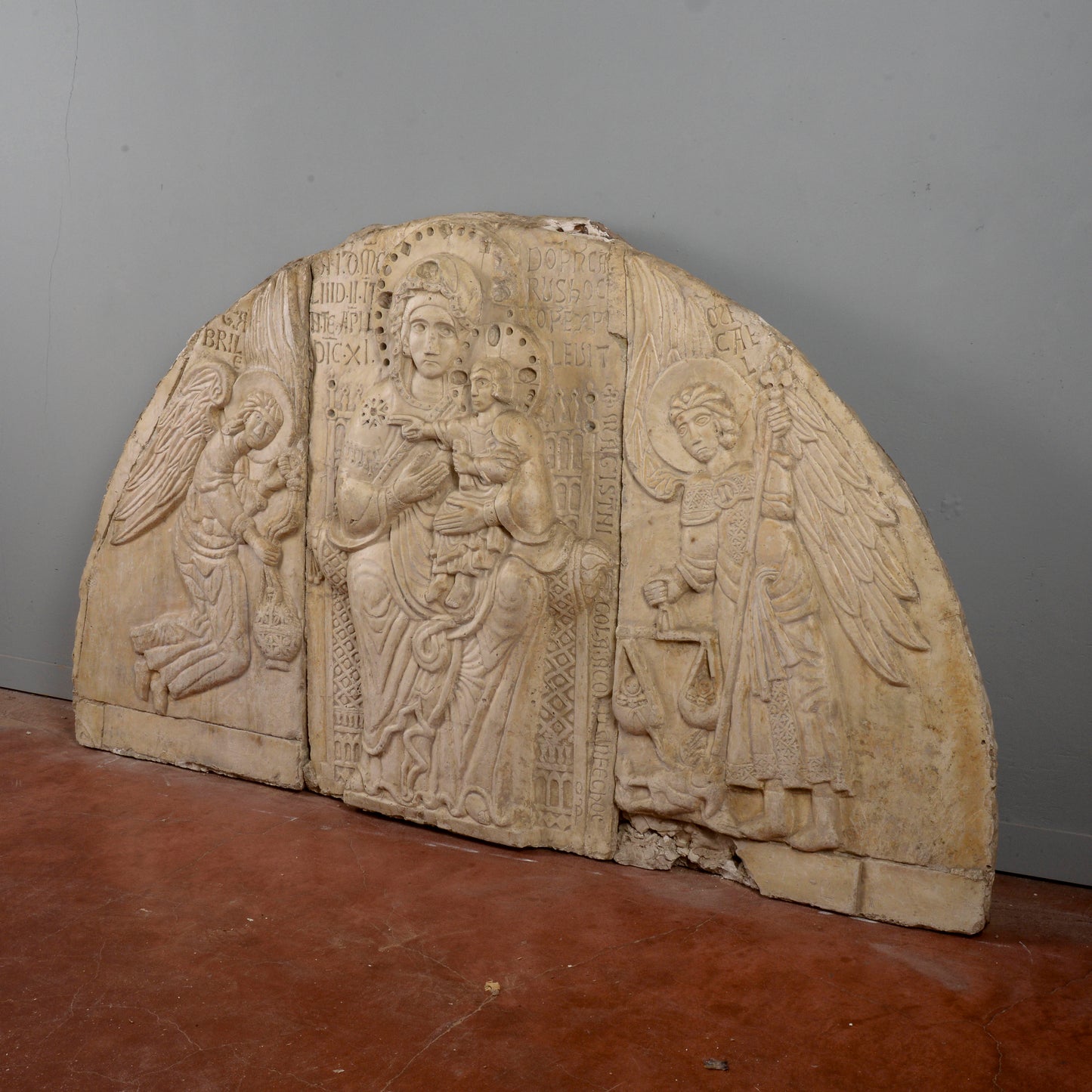Lunetta in gesso Madonna con Bambino e angeli stile alta epoca XIII secolo