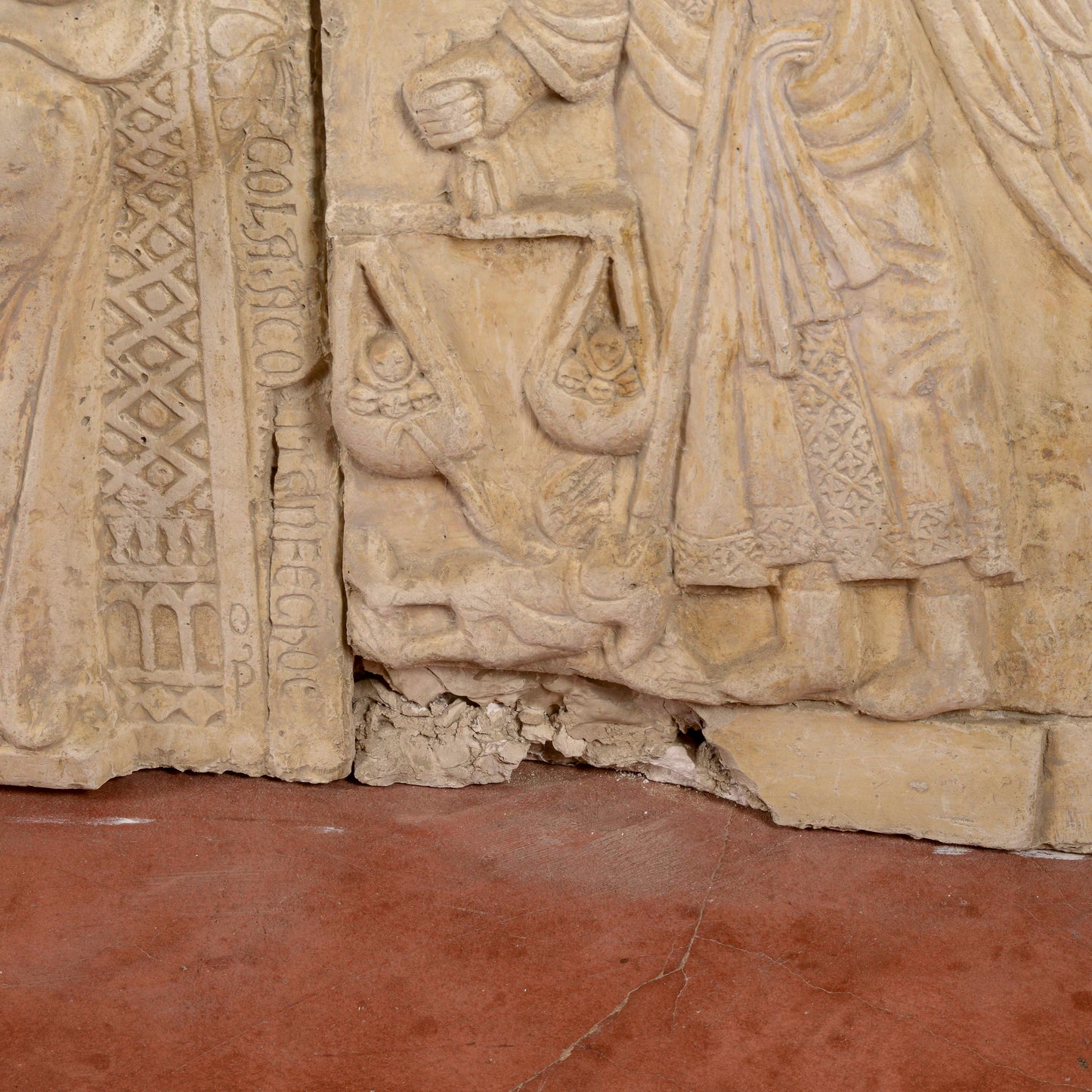 Lunetta in gesso Madonna con Bambino e angeli stile alta epoca XIII secolo