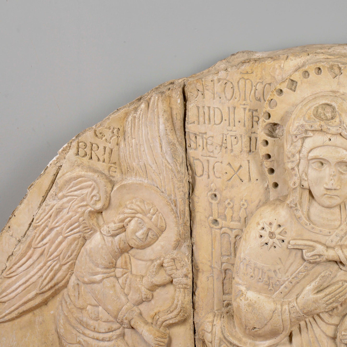 Lunetta in gesso Madonna con Bambino e angeli stile alta epoca XIII secolo
