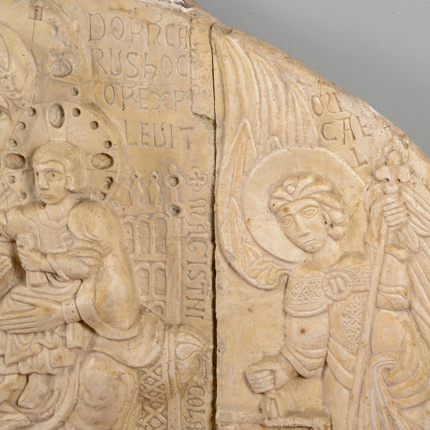 Lunetta in gesso Madonna con Bambino e angeli stile alta epoca XIII secolo