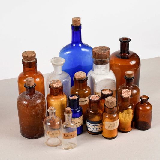 Set 17 bottiglie e boccette da farmacia diverse dimensioni e colori inizio XX secolo