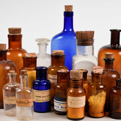 Set 17 bottiglie e boccette da farmacia diverse dimensioni e colori inizio XX secolo