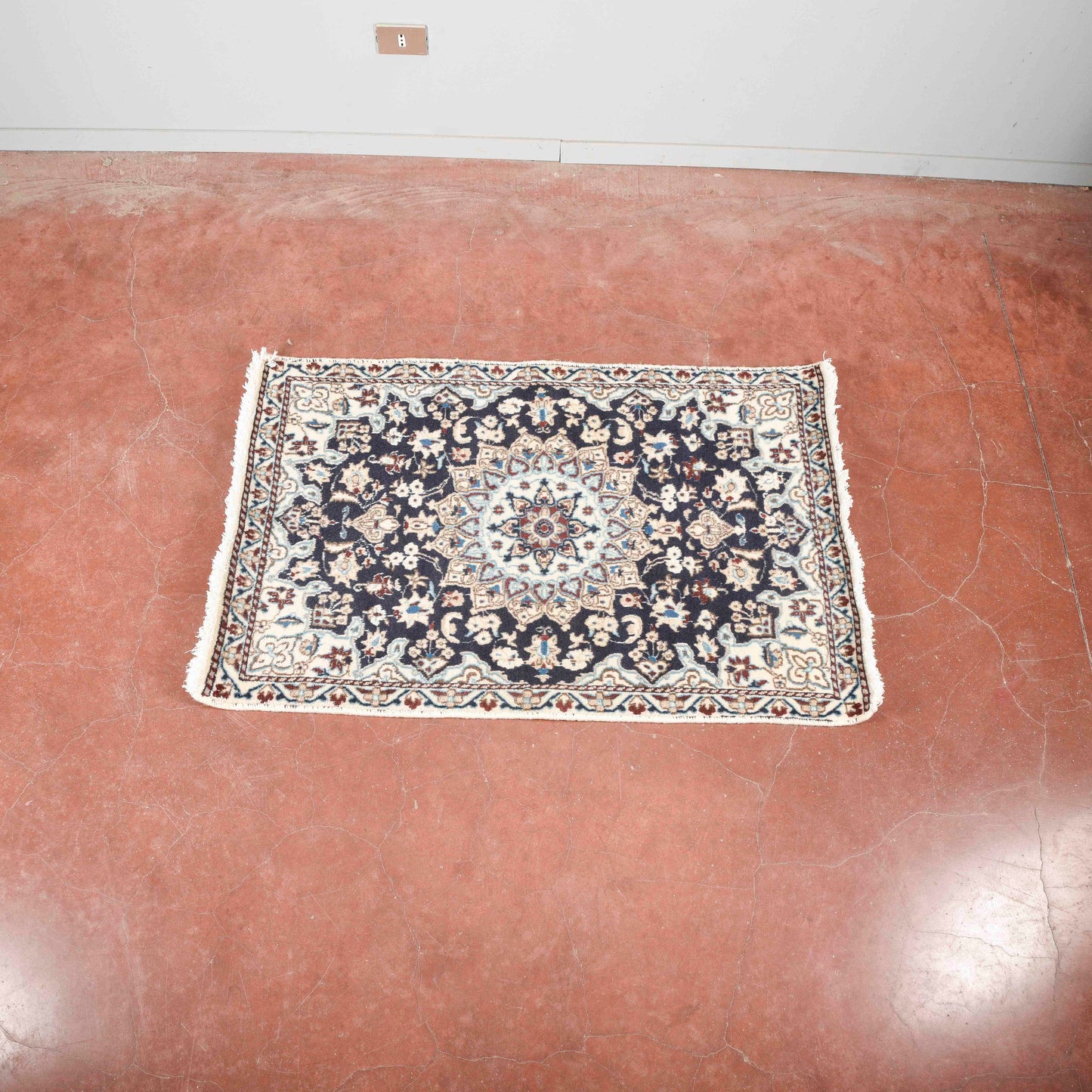 Tappeto scendiletto primo 900 realizzato a mano in lana
