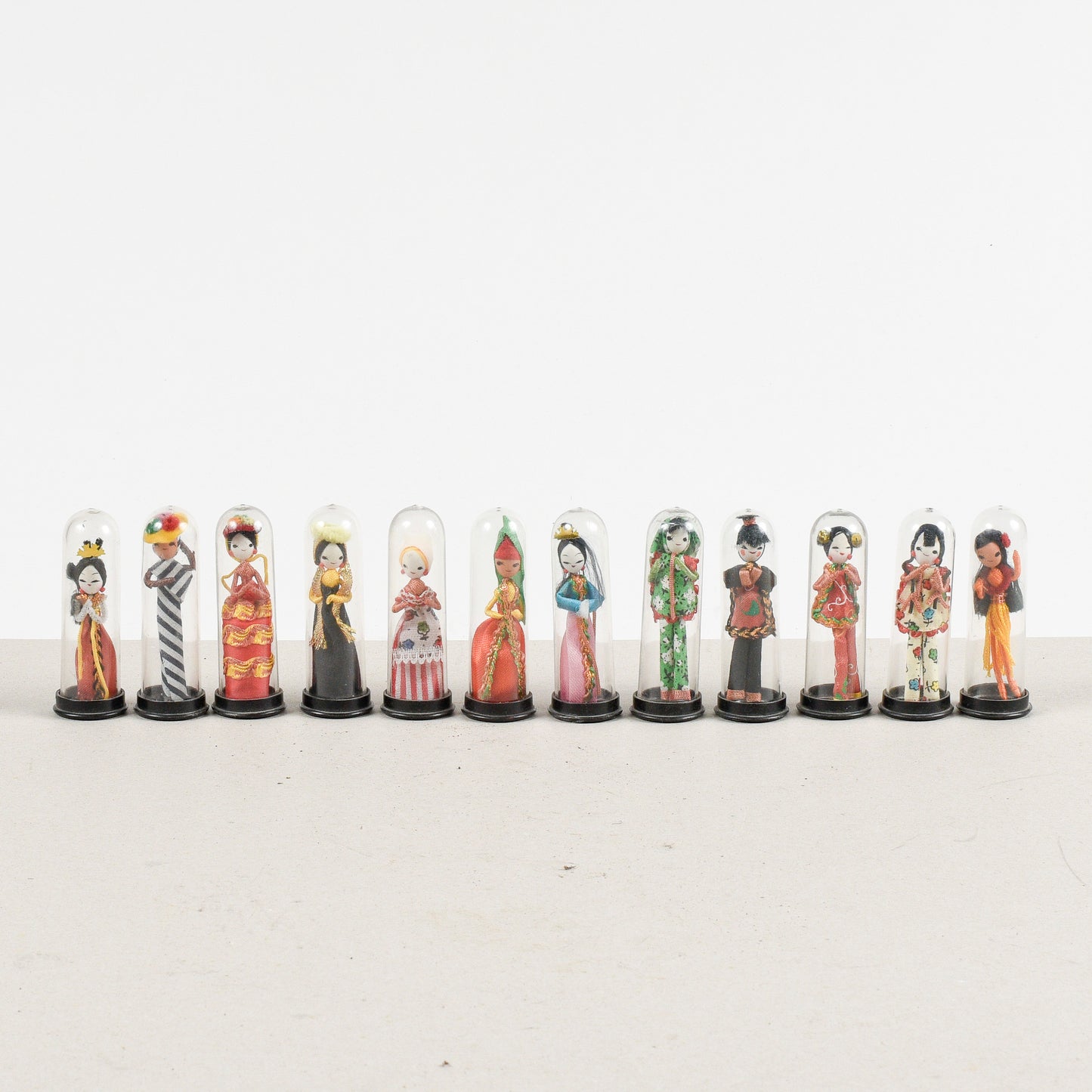 set collezione di 11 bamboline orientali sotto teca