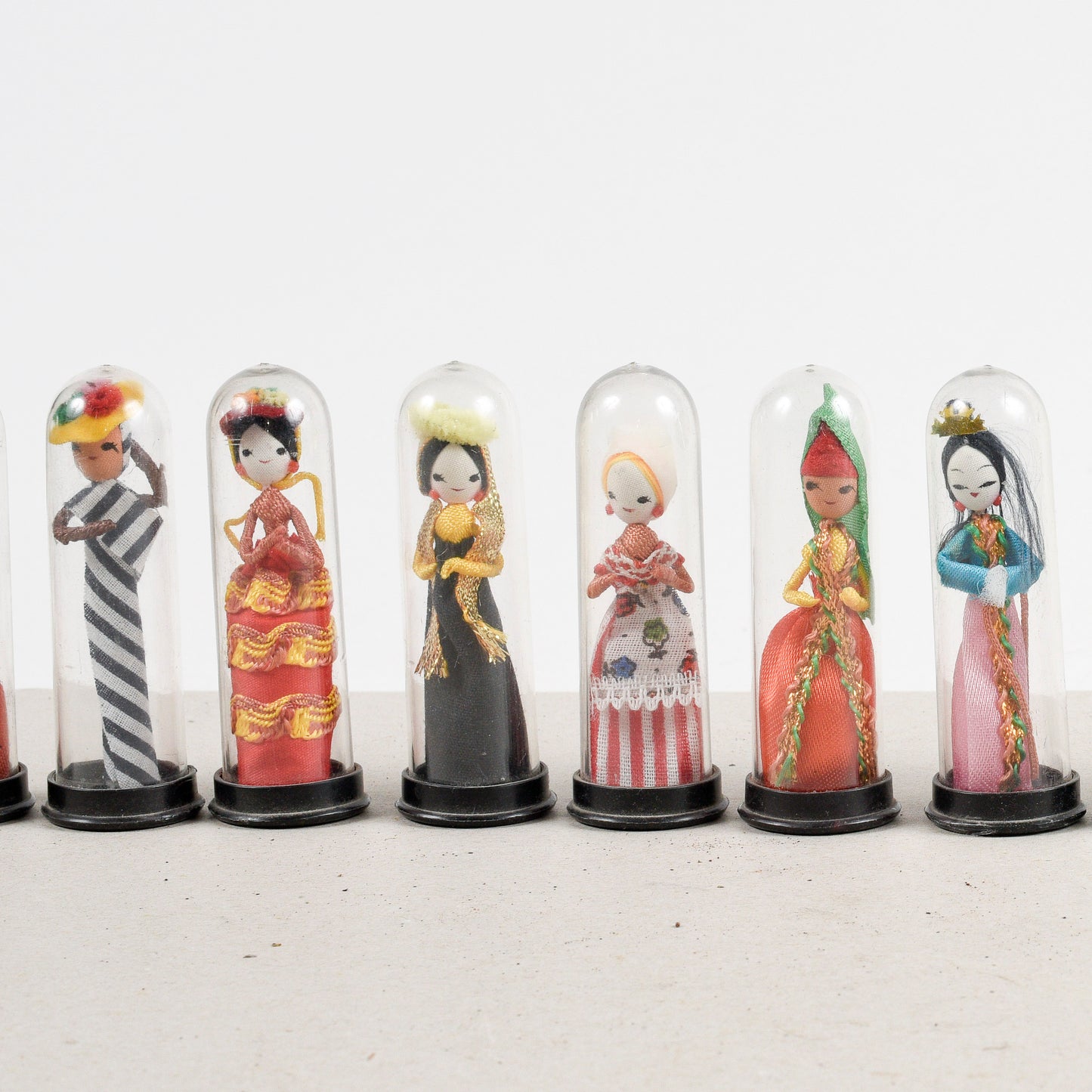 set collezione di 11 bamboline orientali sotto teca