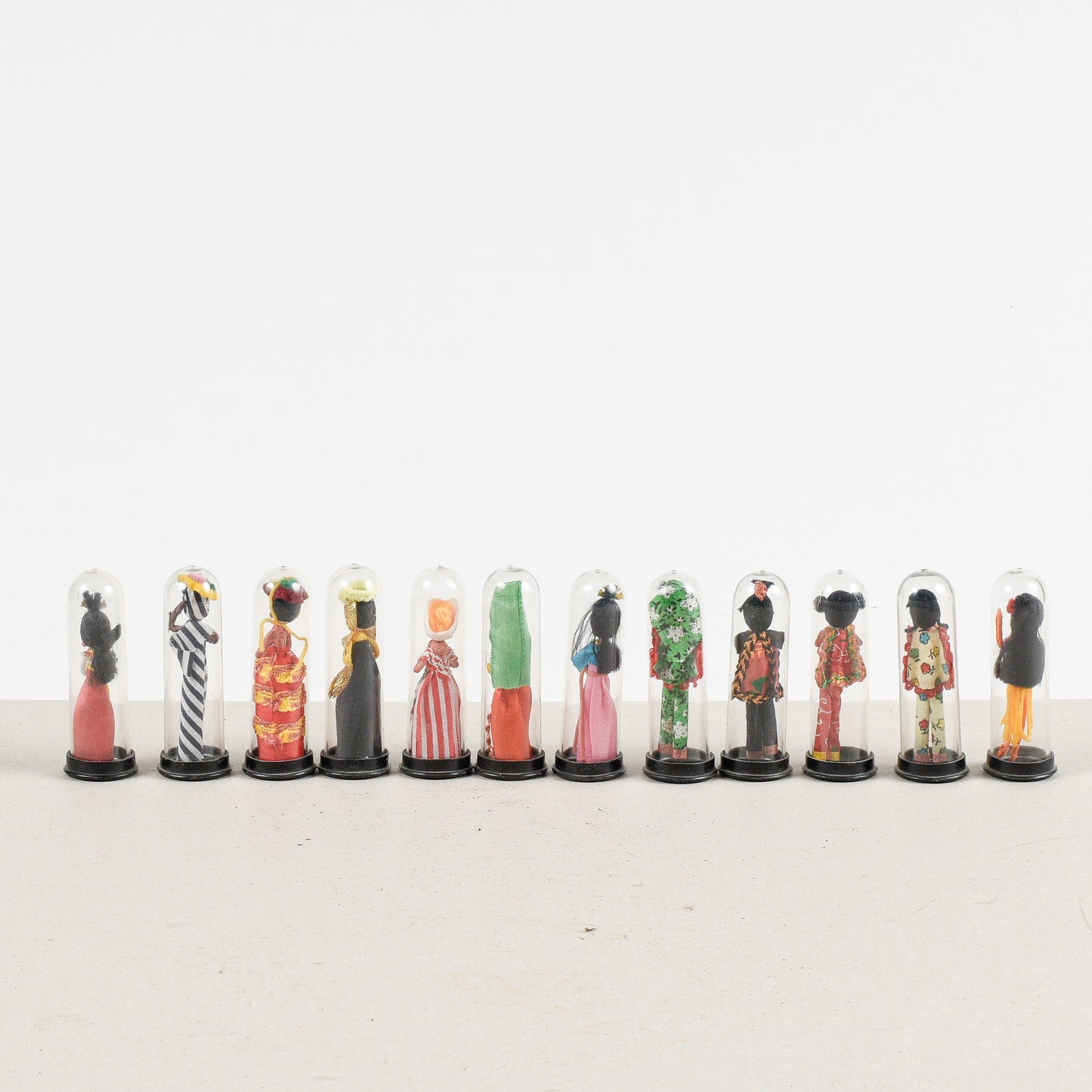 set collezione di 11 bamboline orientali sotto teca