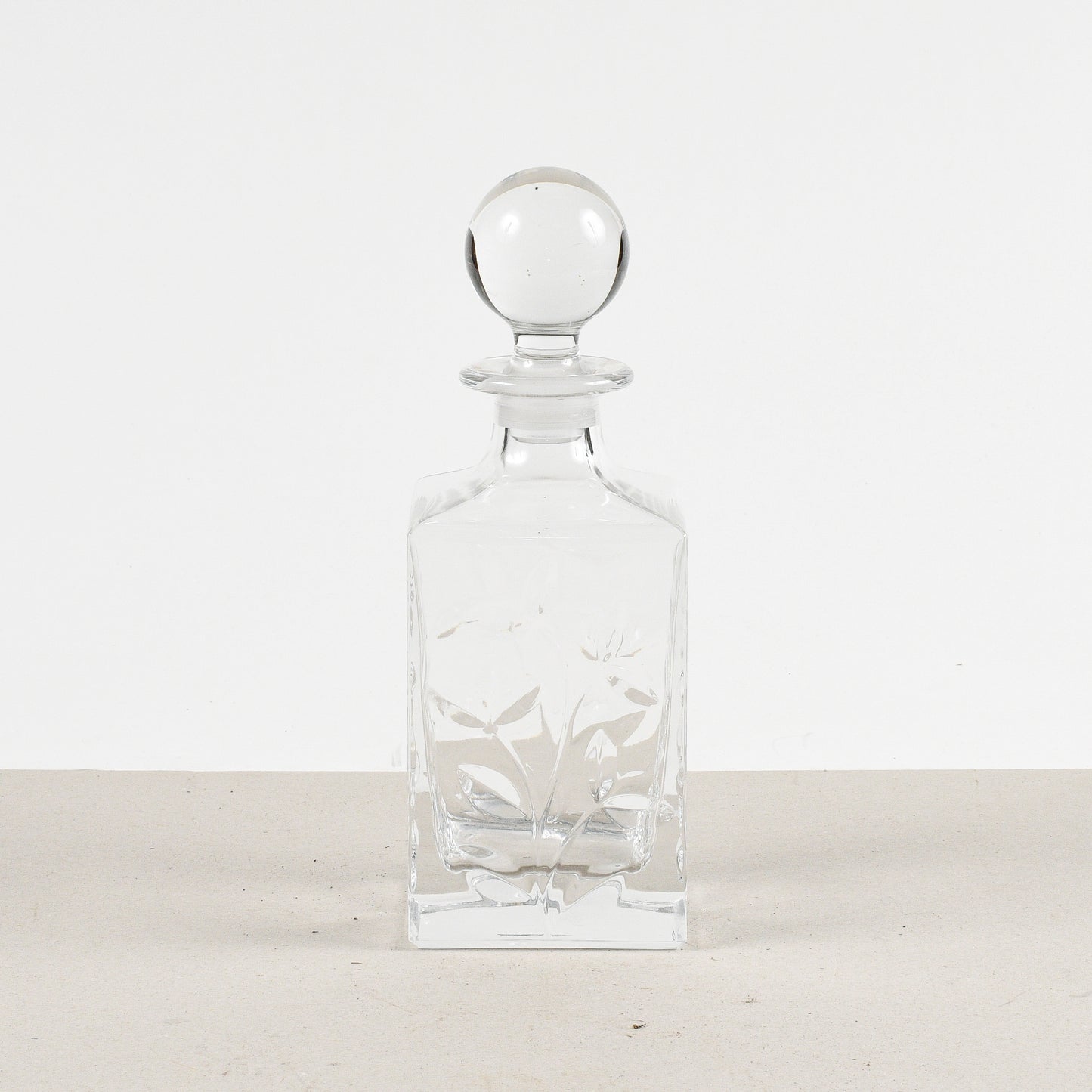 bottiglia da wisky con decoro di foglie a ramo in vetro