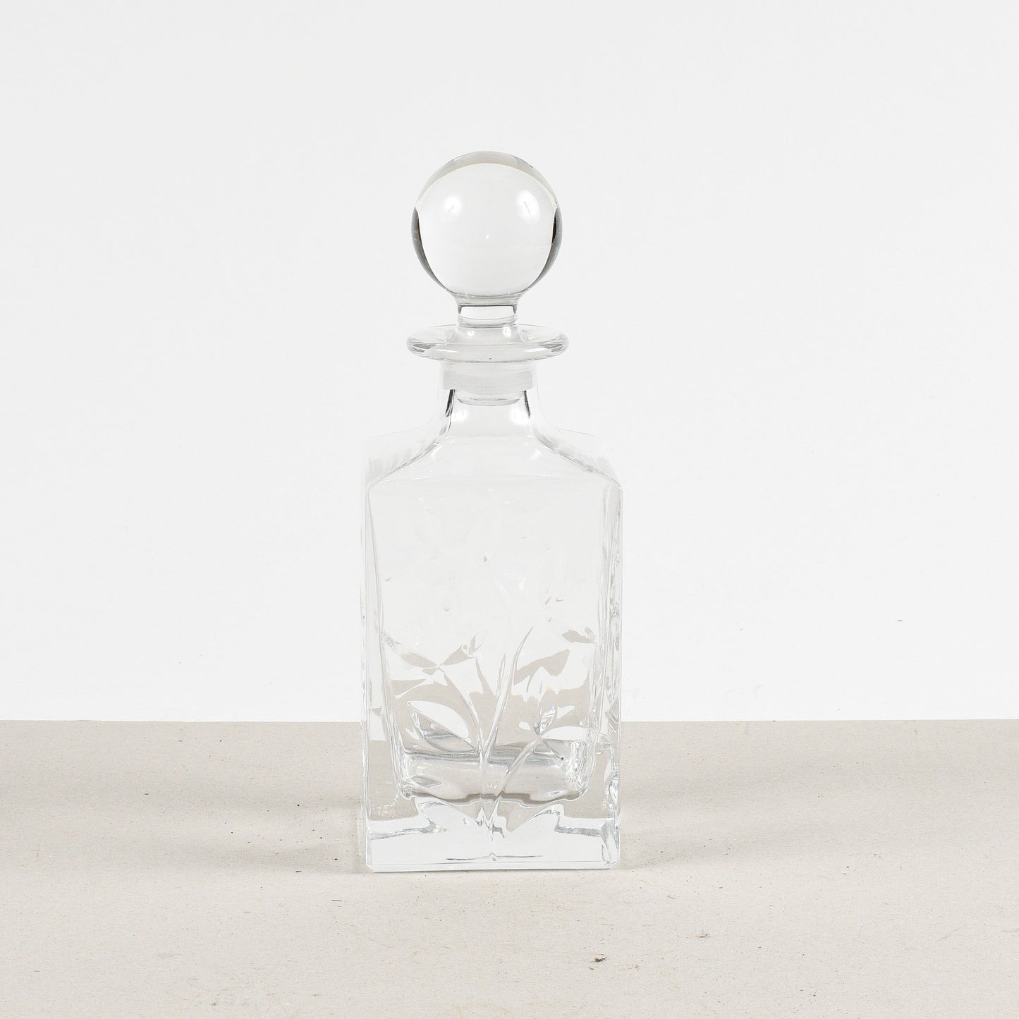 bottiglia da wisky con decoro di foglie a ramo in vetro