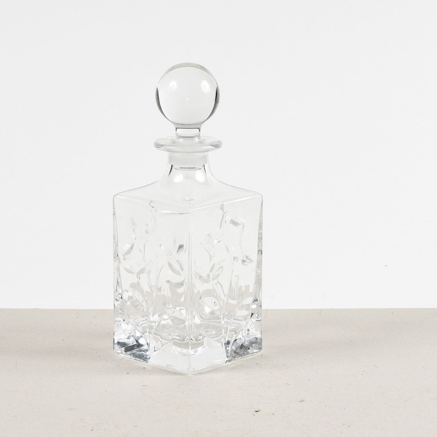 bottiglia da wisky con decoro di foglie a ramo in vetro