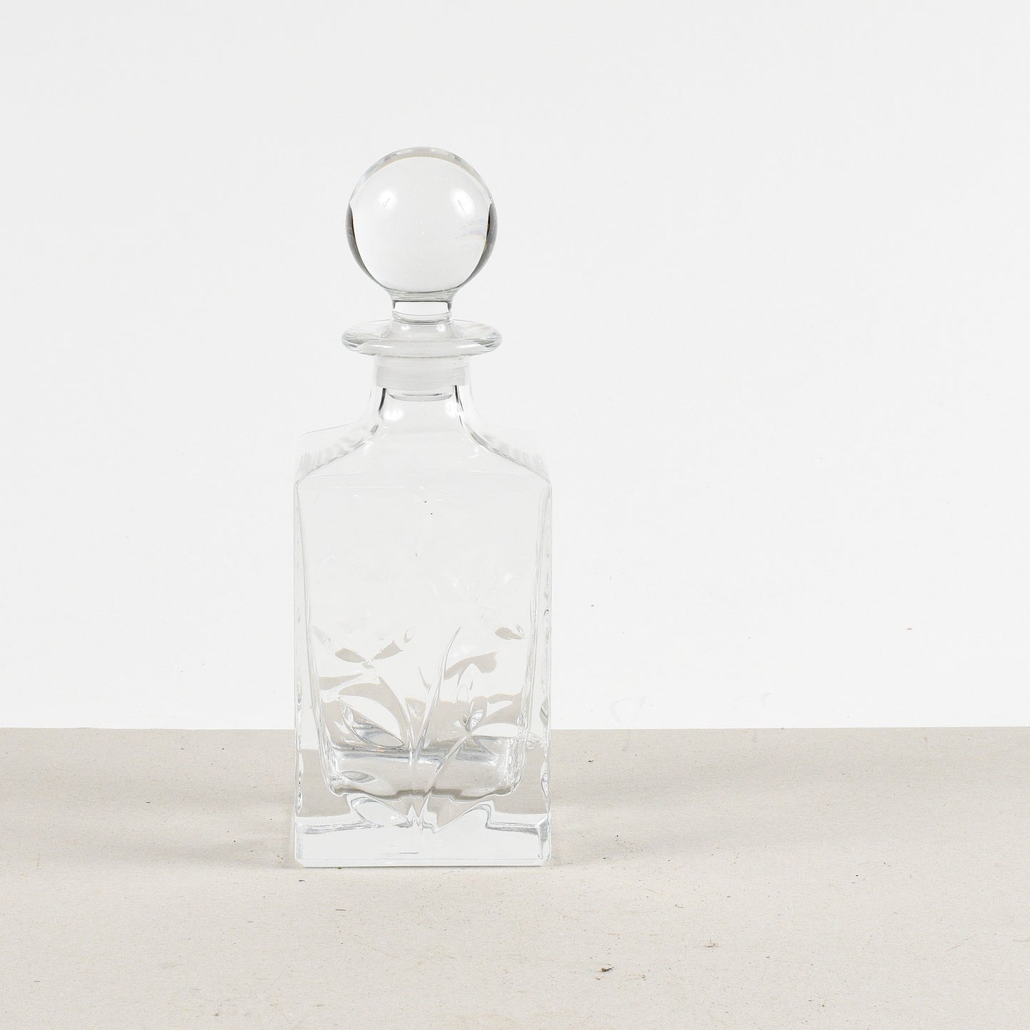 bottiglia da wisky con decoro di foglie a ramo in vetro