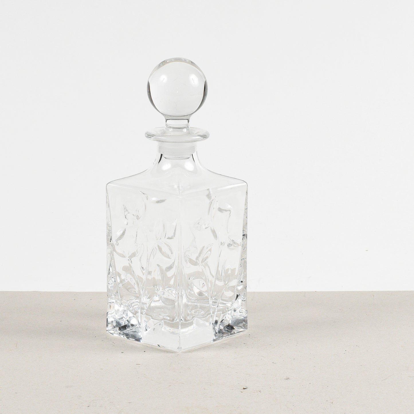 bottiglia da wisky con decoro di foglie a ramo in vetro
